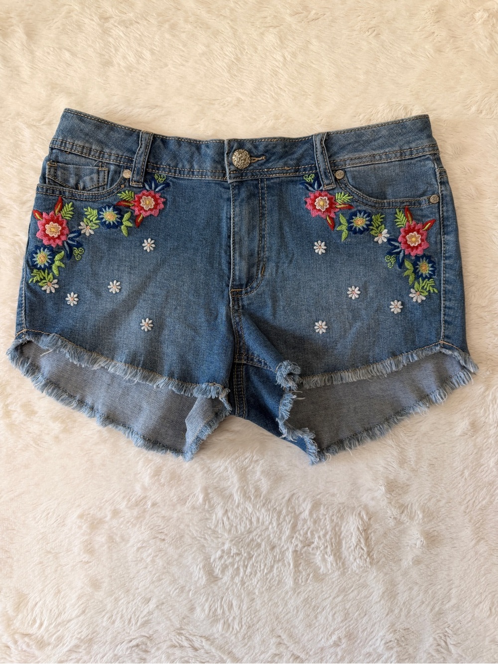 NWT rue21 Curvy Floral Embroidered Denim Cutoff Shorts Size 9/10